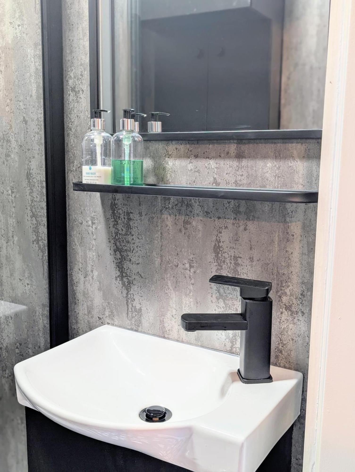 With Private Bathroom & Private Balcony Londres